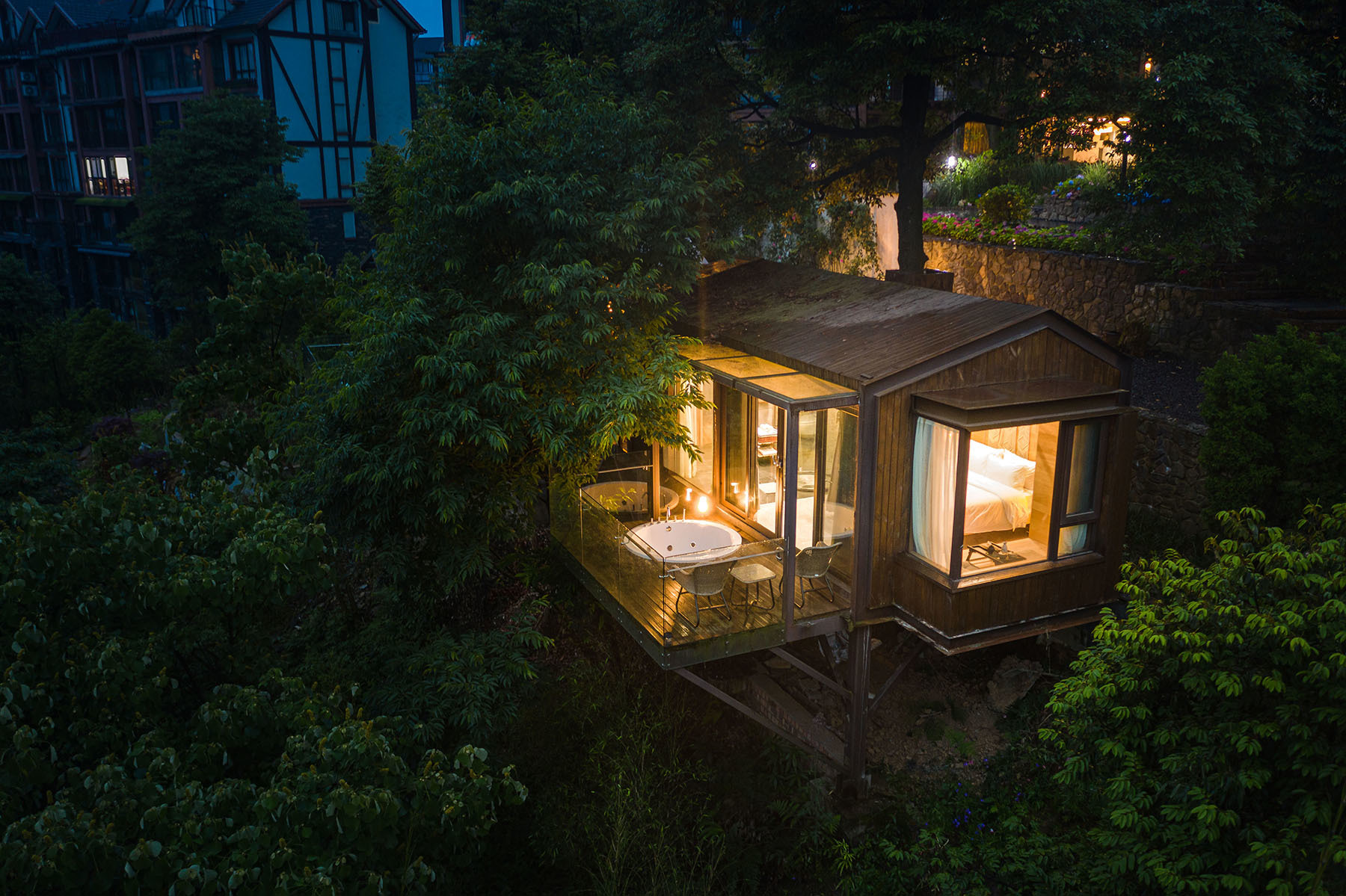 北宋释家诗人闲居山林,写下了两首七绝,诗中有画且充满禅趣