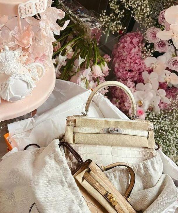 黄晓明女友疑承认恋情？手上纹“M”，被指眉眼像baby