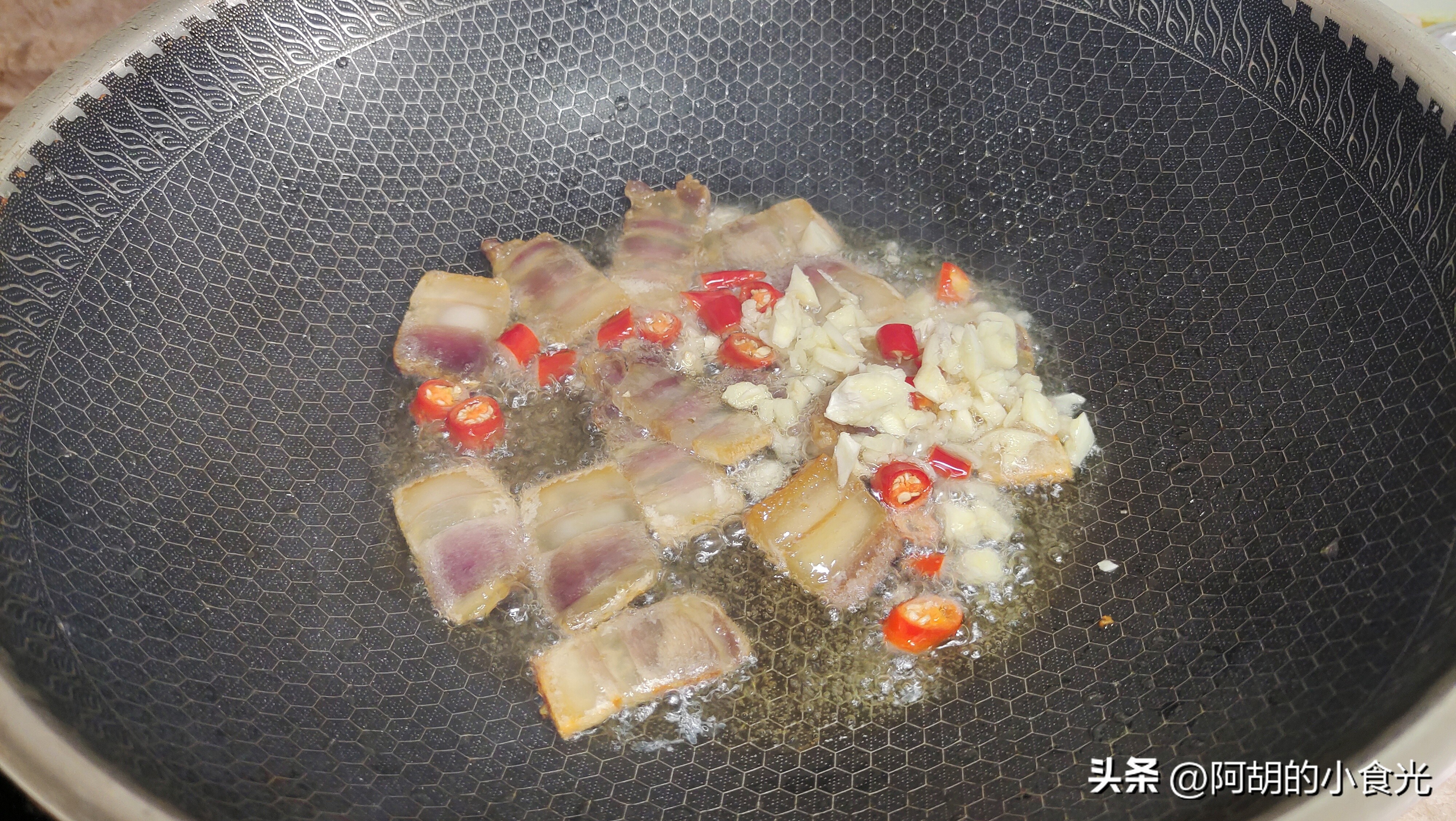 腊肉炒菜心：春天这菜“金不换”！脆嫩清甜营养丰富，谁吃谁说好