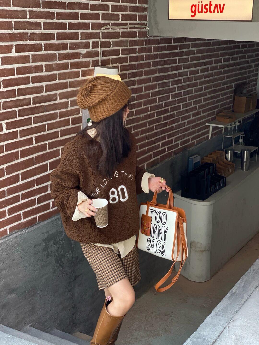 慵懒风羊羔绒卫衣怎么搭配才好看,羊羔绒卫衣冬款怎么搭配才好看