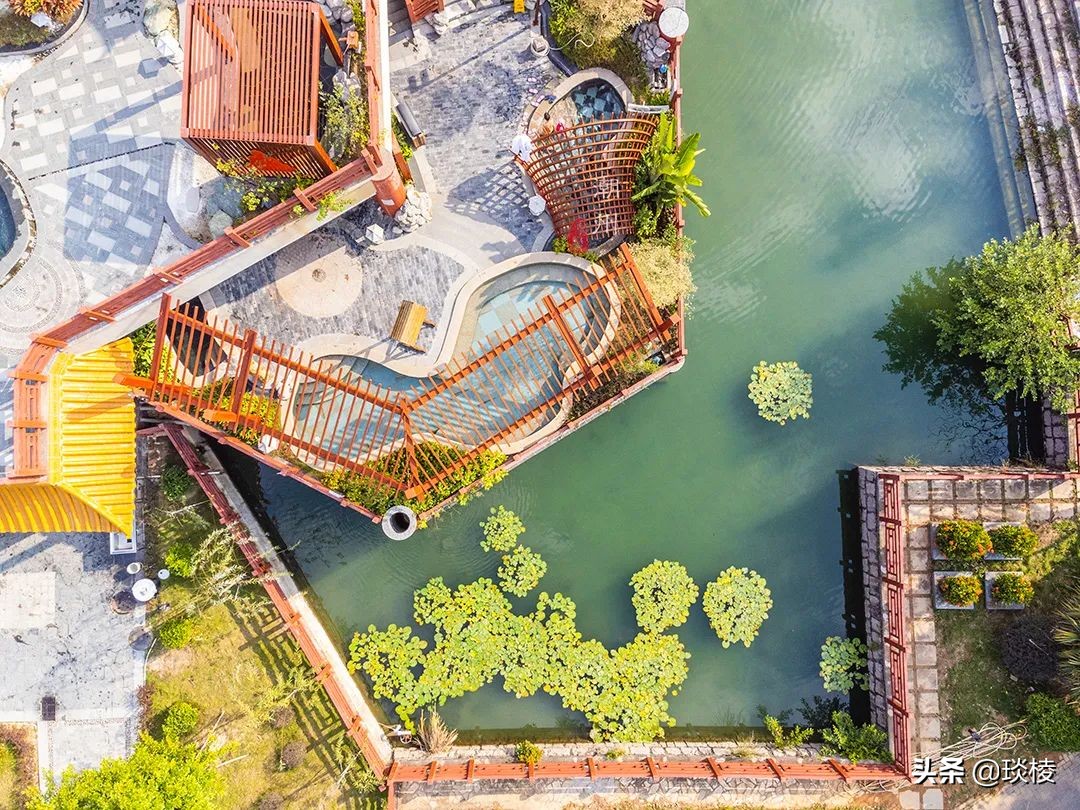 空中也能泡温泉?这个度假村,泡池层层叠叠,竟像梯田一样立体