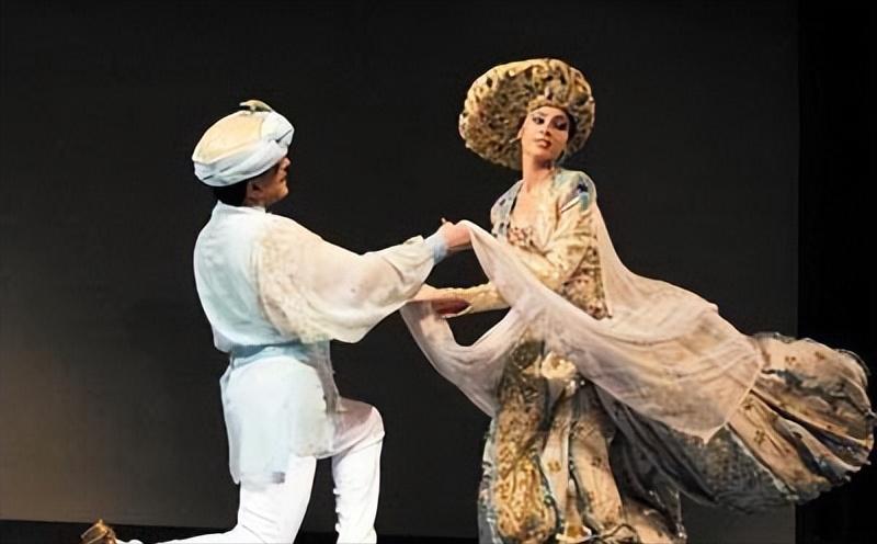 古美洲舞蹈仪式与庆典：宗教、社会和身份的象征意义