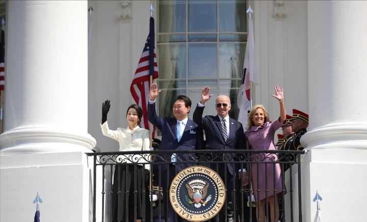 韩第一夫人穿军装,访美韩国第一夫人