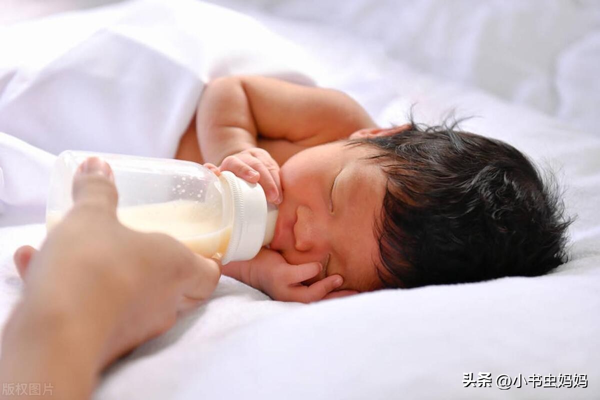 婴儿必须抱睡否则一直哭,婴儿要抱着睡一放下就哭怎么回事