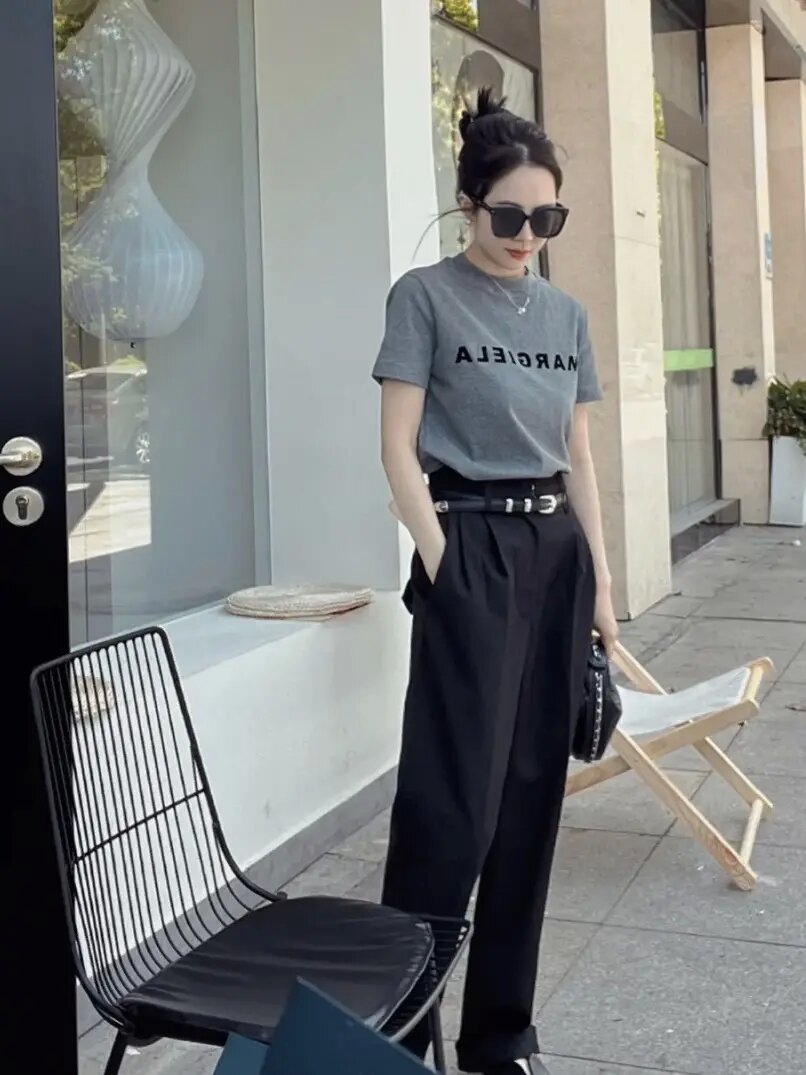 别再穿一身黑试试这几个配色,黑色上衣和灰色裤子穿搭的高级感