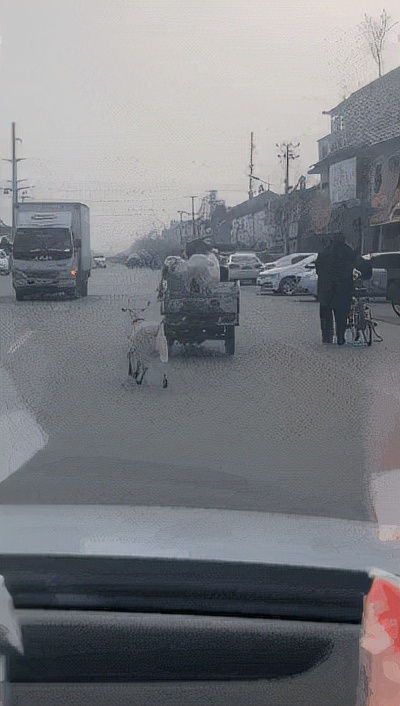 男孩给女孩买卫生巾搞笑视频,男生帮女生买卫生巾爆笑视频