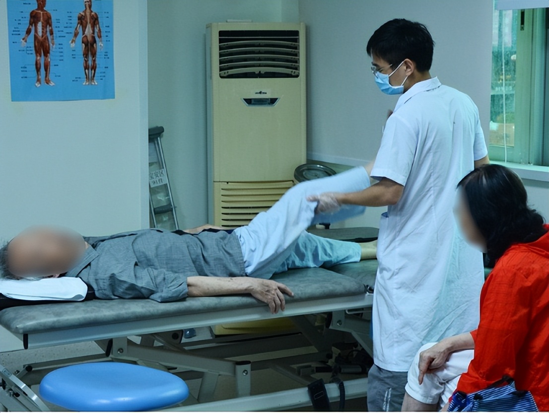 脑梗塞引起的焦虑症怎么办,脑梗塞发作时最迫切的急救方法是