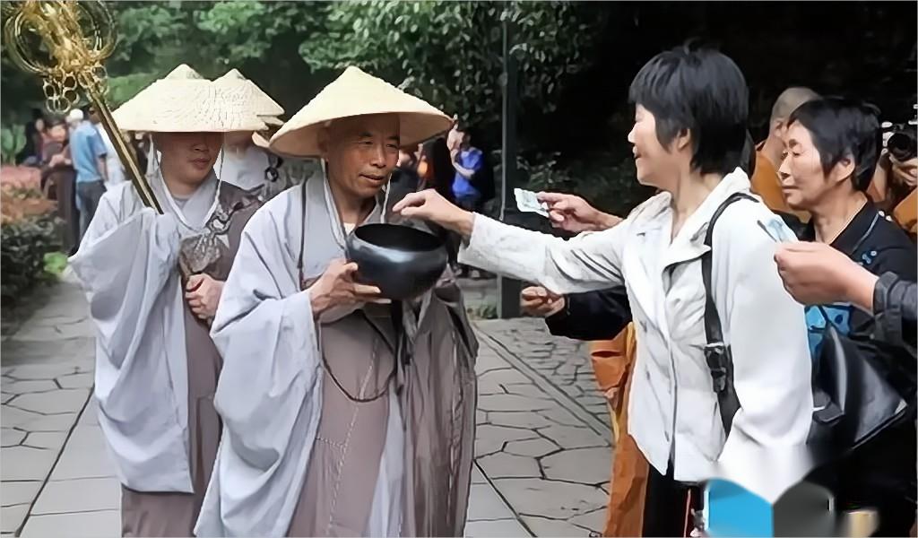 五台山佛教烧香拜佛,五台山修行僧人拜佛