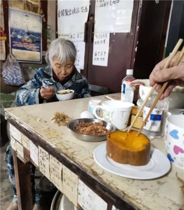 身穿15元鞋子老人向社会捐款1000万,老人穿15元鞋给家乡捐款1000万