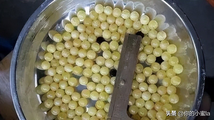 烤色蜜蜡盘玩会变色吗,鸡油黄蜜蜡是烤色的吗