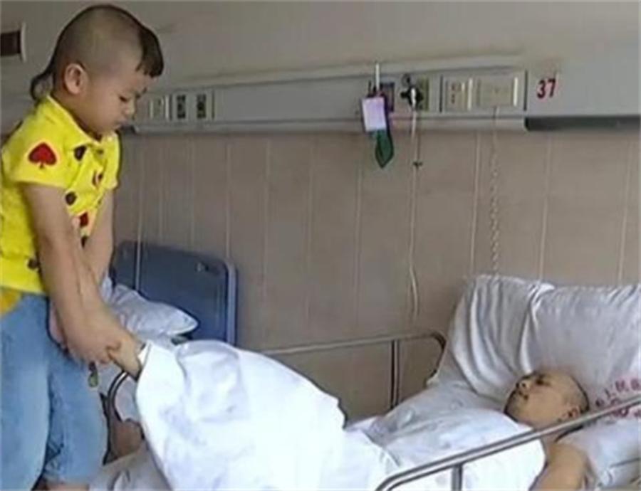 5岁男孩照顾瘫痪爸爸如今怎样了,爸爸3年前成植物人
