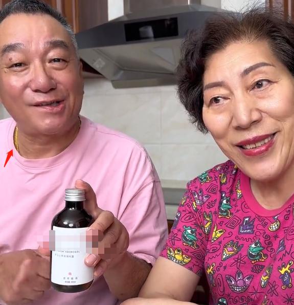 乔任梁去世7年，爸爸糖尿病中毒躺医院，承认博眼球护遗产太辛酸