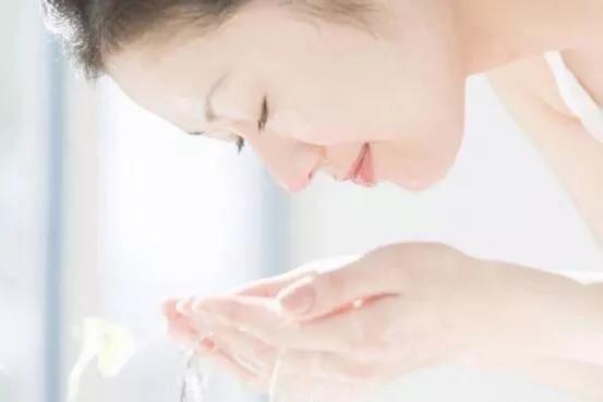 女人过了40岁护肤越简单越好！睡前坚持这4个习惯，延缓衰老