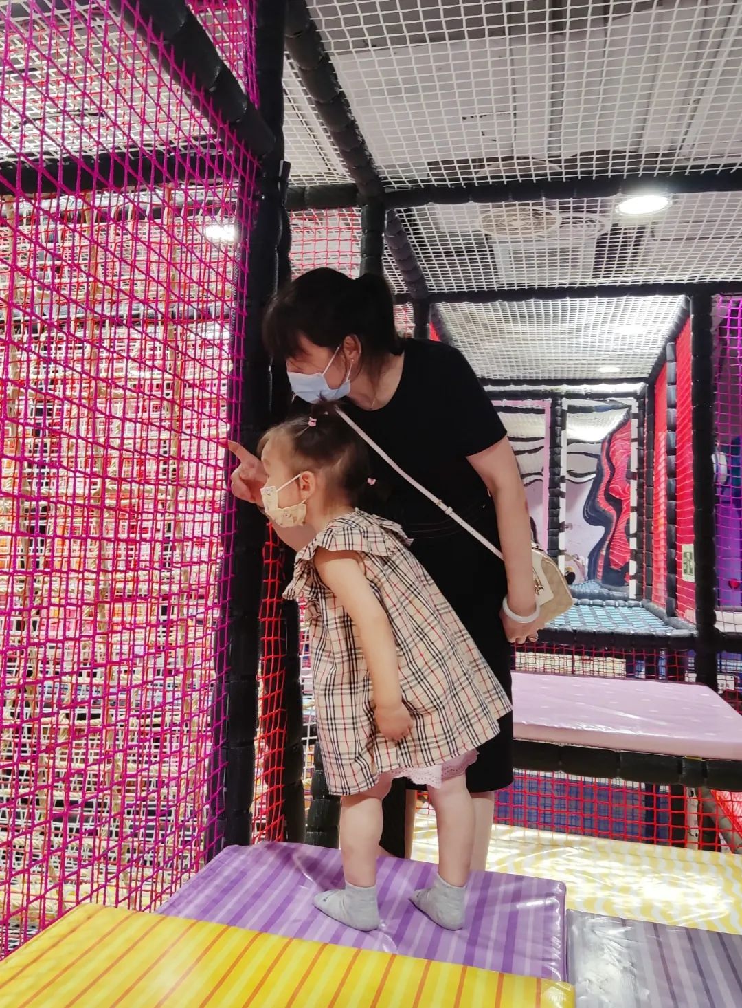 7月份人来人往街道,7月北京人山人海