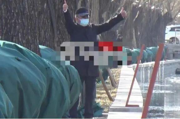 该当爷爷的年纪当了爹，这5位老戏骨白发苍苍还要为养孩子而奔波