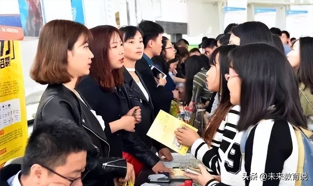 上海本科生工资真实水平,晒工资单背后的心酸