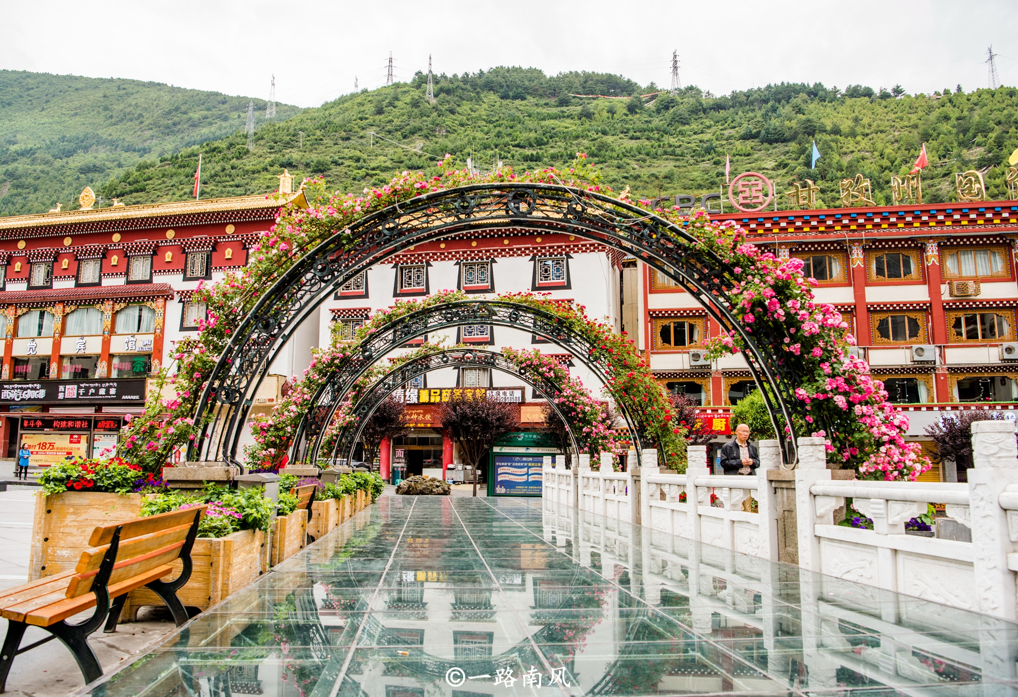 海拔2560米的四川康定城,环境不输云南丽江,游客却并不多