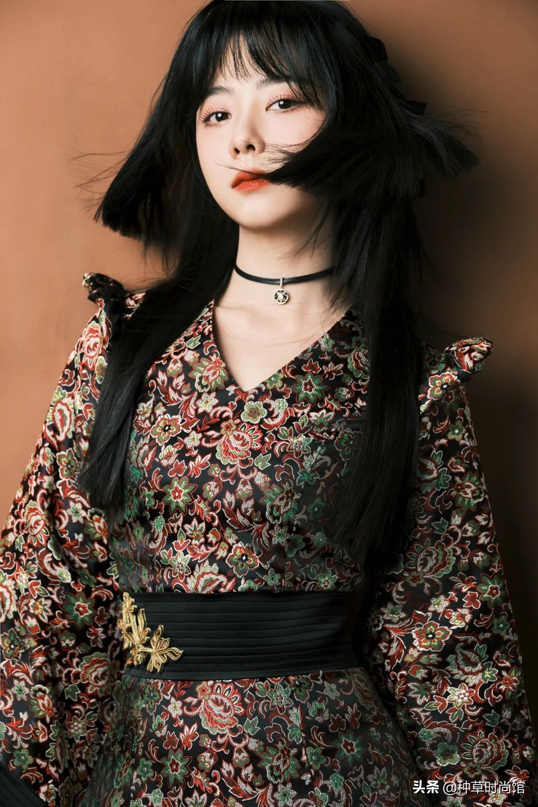 八字刘海怎么打理才不会显头秃,12岁圆脸头秃长发适合剪什么刘海