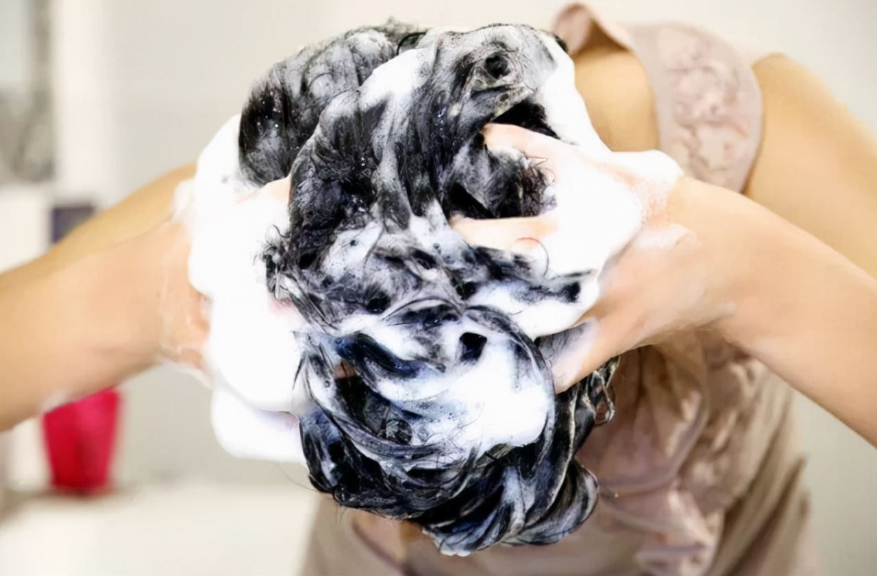 天天洗头还是很多头皮屑如何解决,天天洗头很多头皮屑什么原因