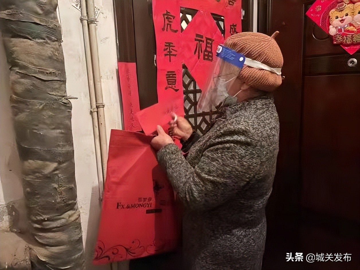 抗击疫情保民生送物资,抗疫社区工作人员送物资