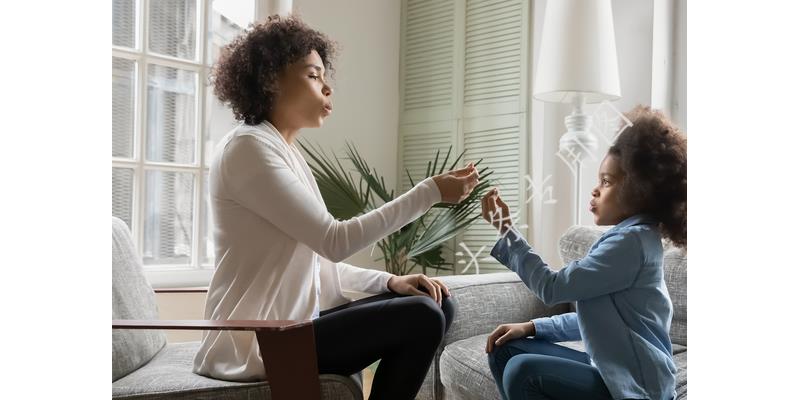 亲爸后妈把孩子给打了,姐弟被后妈打得奄奄一息