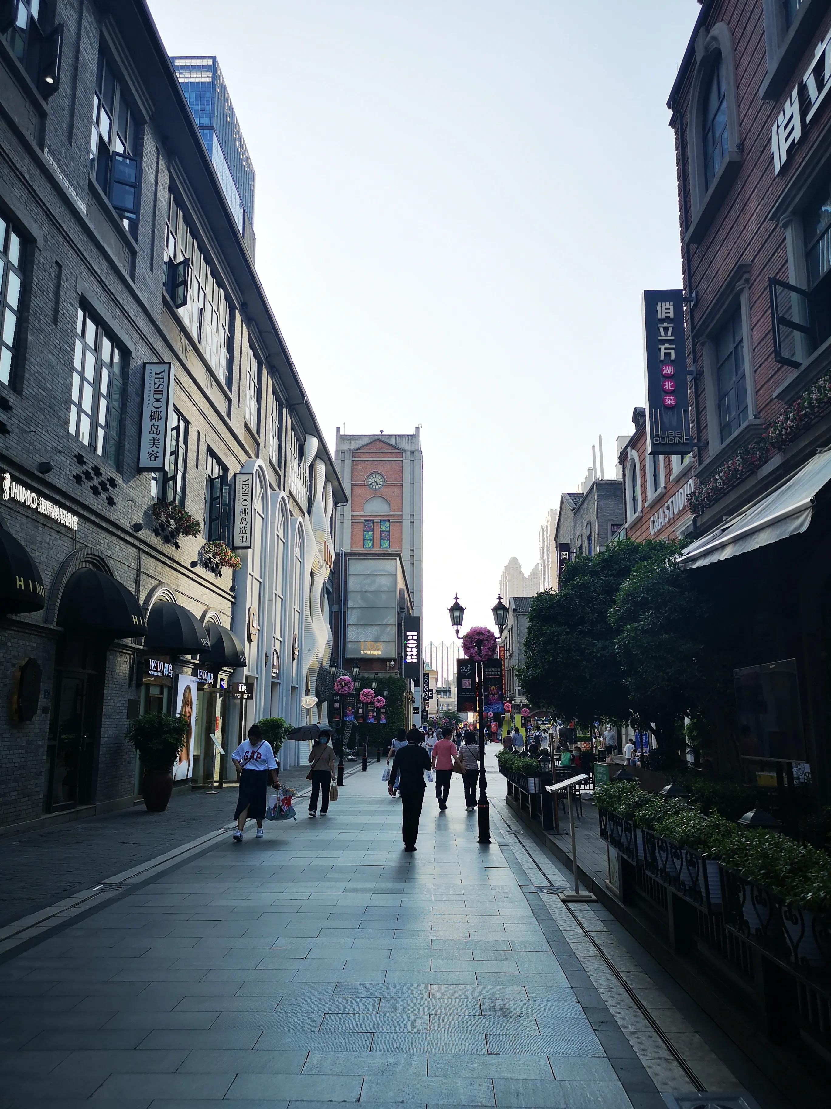 武汉恢复日常活力街头生活,武汉人回归正常生活更有信心