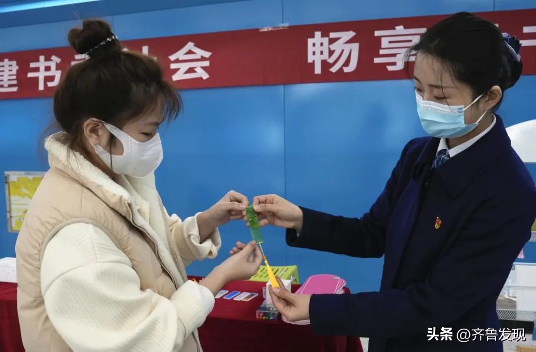 山东青岛：地铁站里，他们为好书“代言”