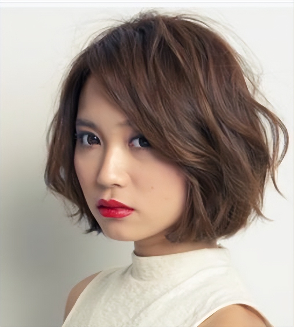 圆脸扎什么发型显年轻,40-50大圆脸显年轻最新款发型