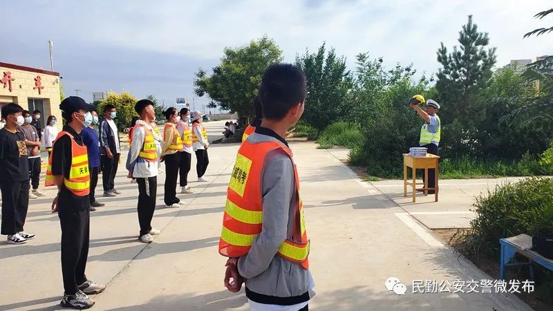 交警进学校开展暑假交通安全教育,民勤县公安交警走进驾校