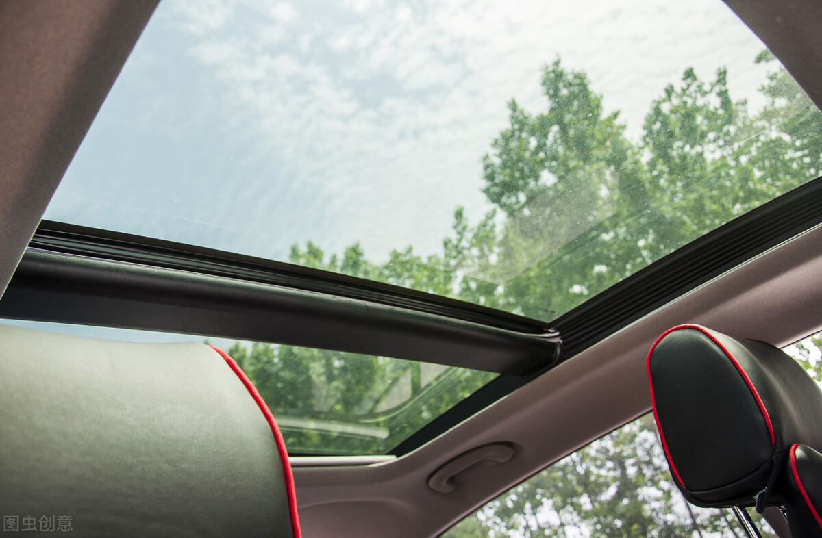 师傅,快来!我的车门快掉了,一踩刹车哗哗响