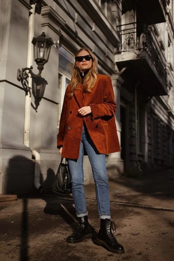 小脚裤马丁靴穿搭,牛仔裤马丁靴搭配女生腿粗冬季