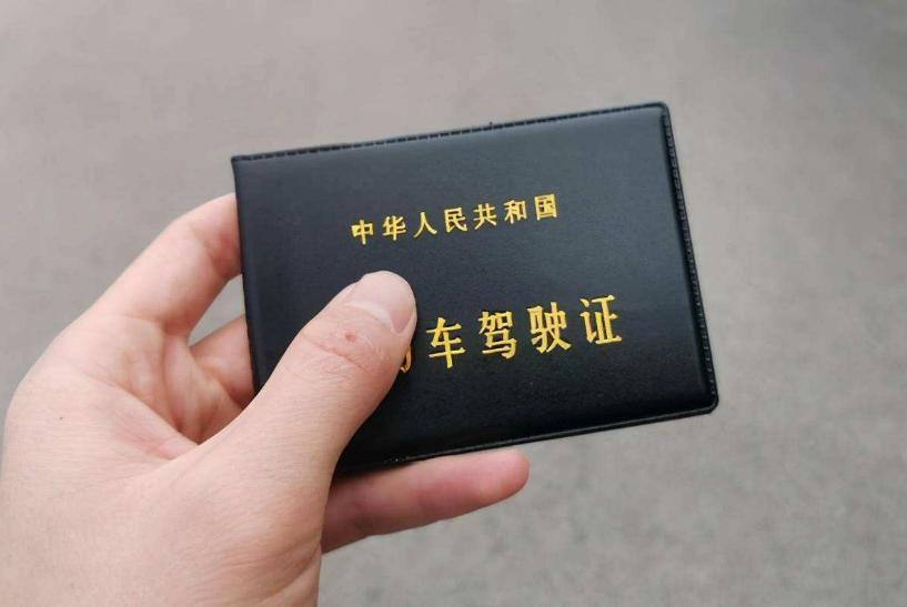 驾驶证满一年要换副证吗,驾驶证满一年需要更换吗