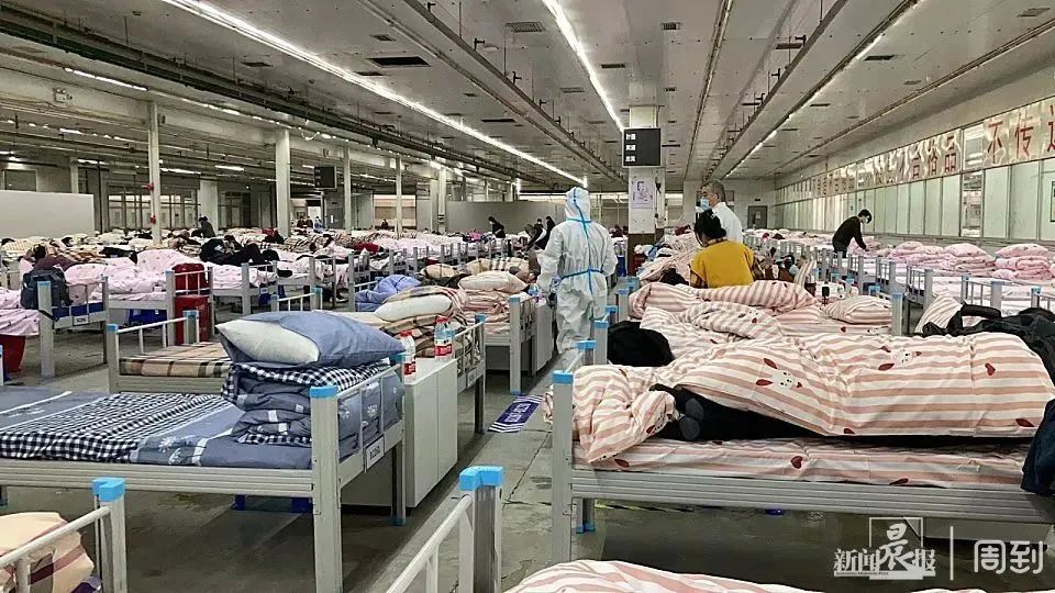 大白摘帽后露出满头银发,大白脱帽后满头银发让人动容