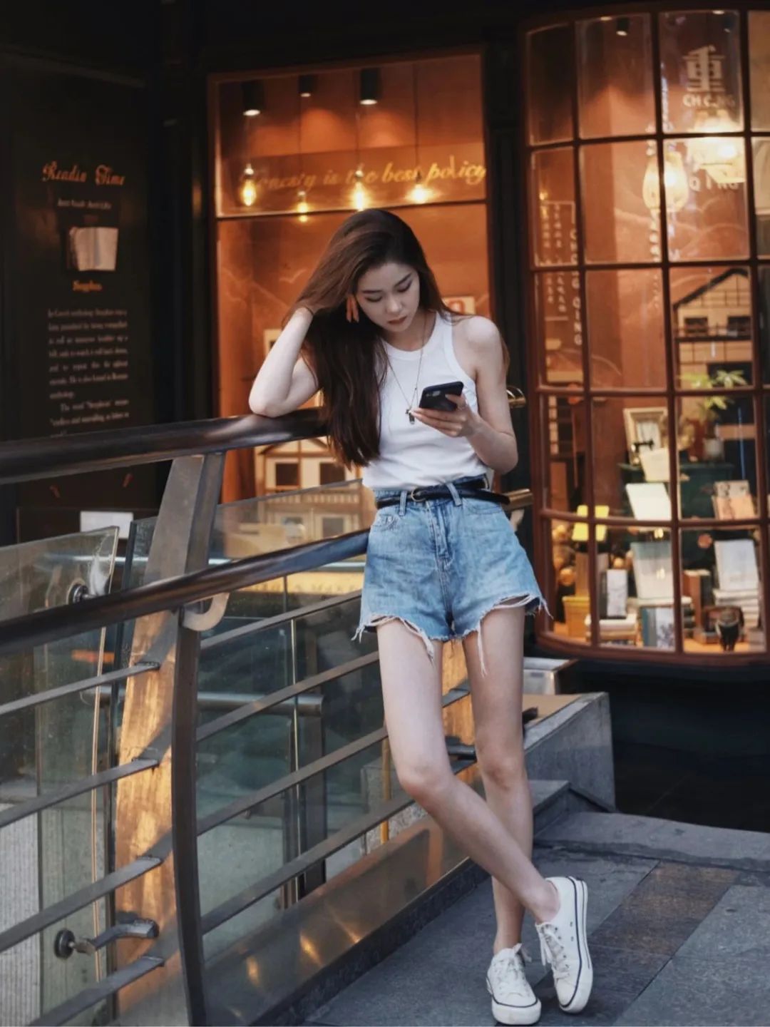 简约背心是一件百搭单品,哪种款式的背心比较经典百搭呢