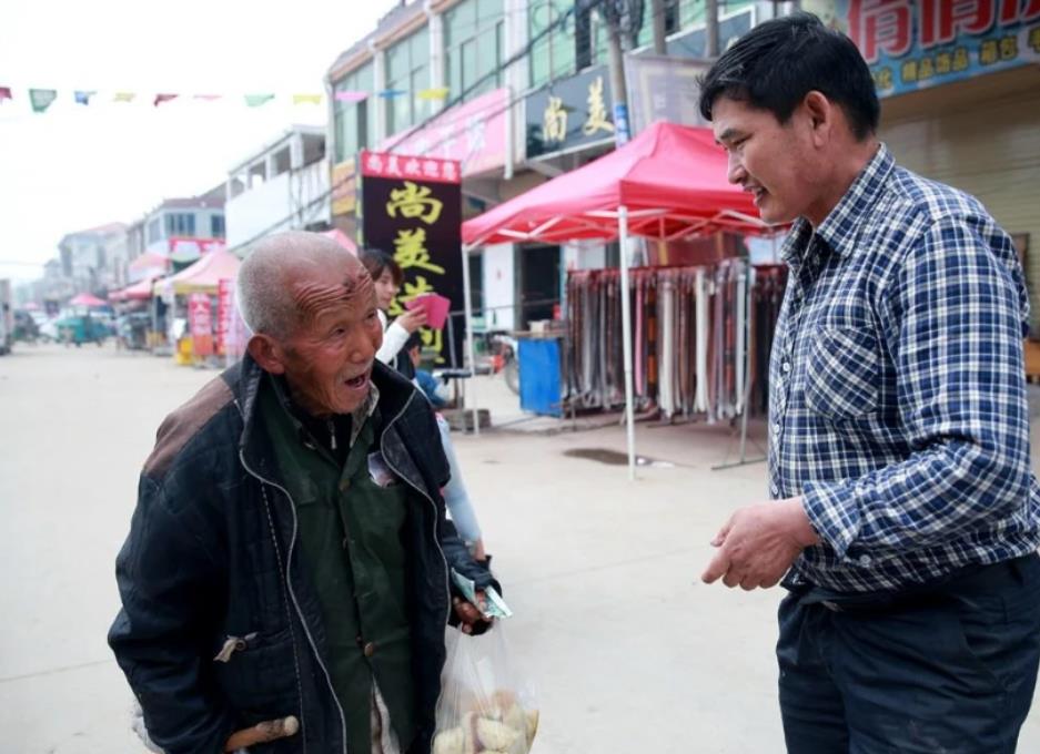 大衣哥出门被粉丝围了,大衣哥被堵门完整版