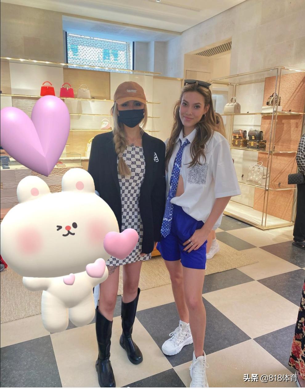 拉风!谷爱凌现身巴黎旺多姆LV店买包包,谷妈戴墨镜穿凉拖酷似保镖
