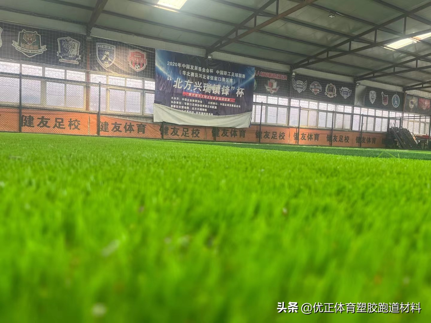 足球场假草坪施工多少钱一平方,假草坪足球场每平方价格多少钱