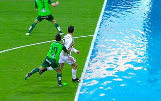 致敬C罗?维尼修斯国家德比禁区跳水,巴萨球员疯狂嘲讽