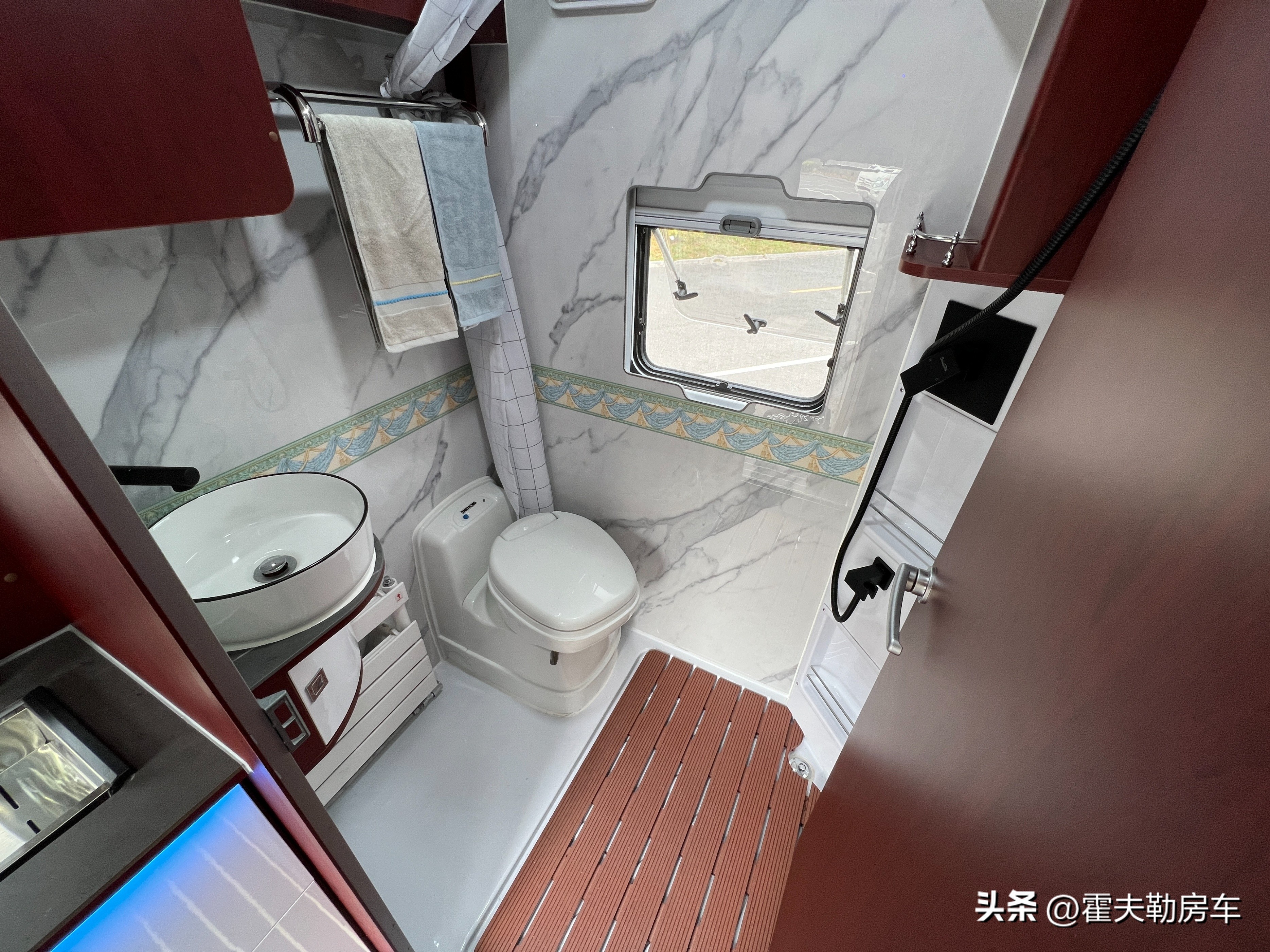 霍夫勒房车勇者天穹多少钱,试驾国内首款硬升降顶房车