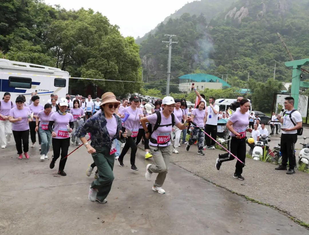 展演活动开场活跃气氛,积极参加文化展演
