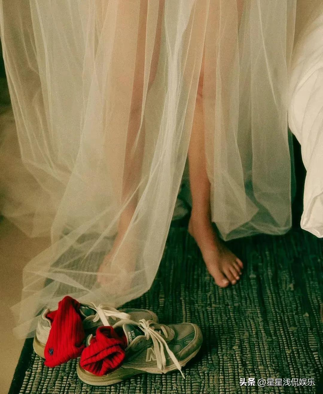 孔孝真同款婚礼婚纱照,孔孝真现身机场