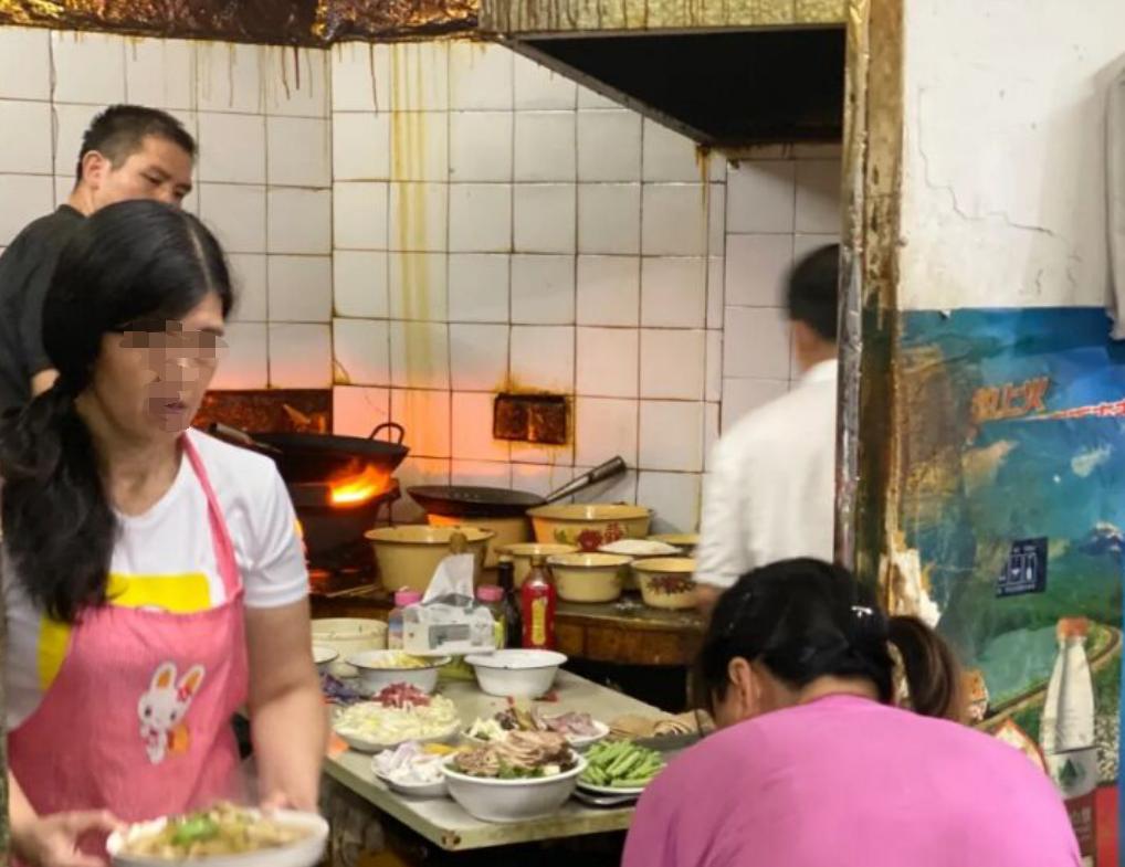 山东女孩去餐厅吃饭,山东女孩光顾自家饭店