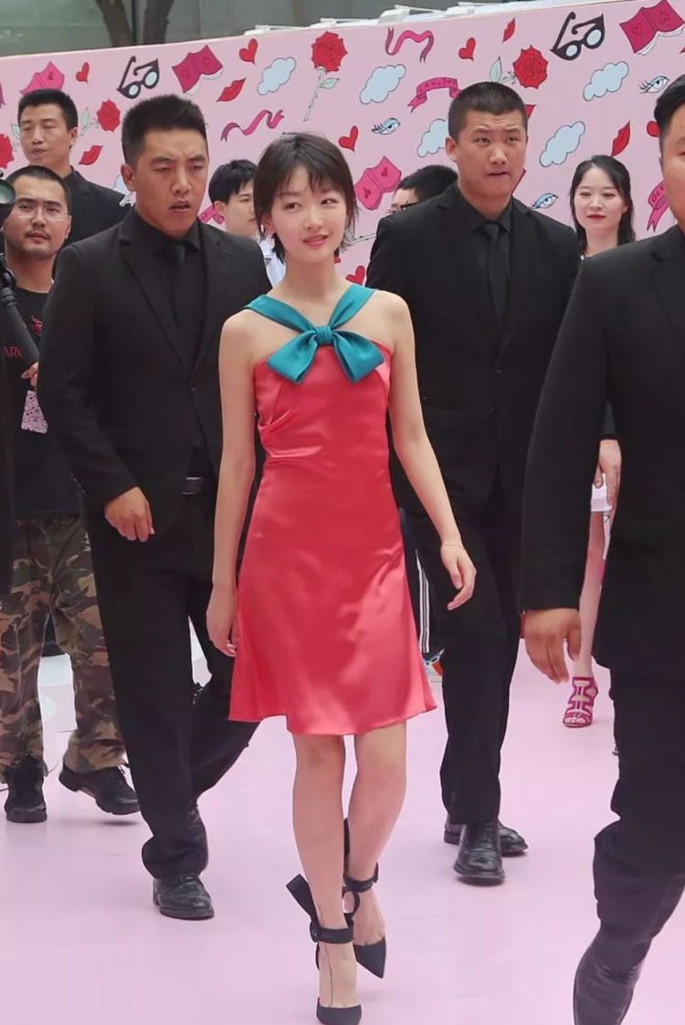 有一种“尴尬”,叫周冬雨玩性感