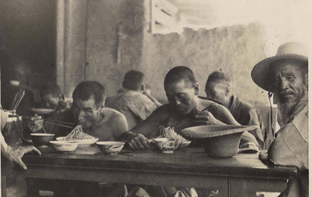 日军日记：*安妇慰**不服从管教，我很愤怒，用*刀刺**插入她的*体下**