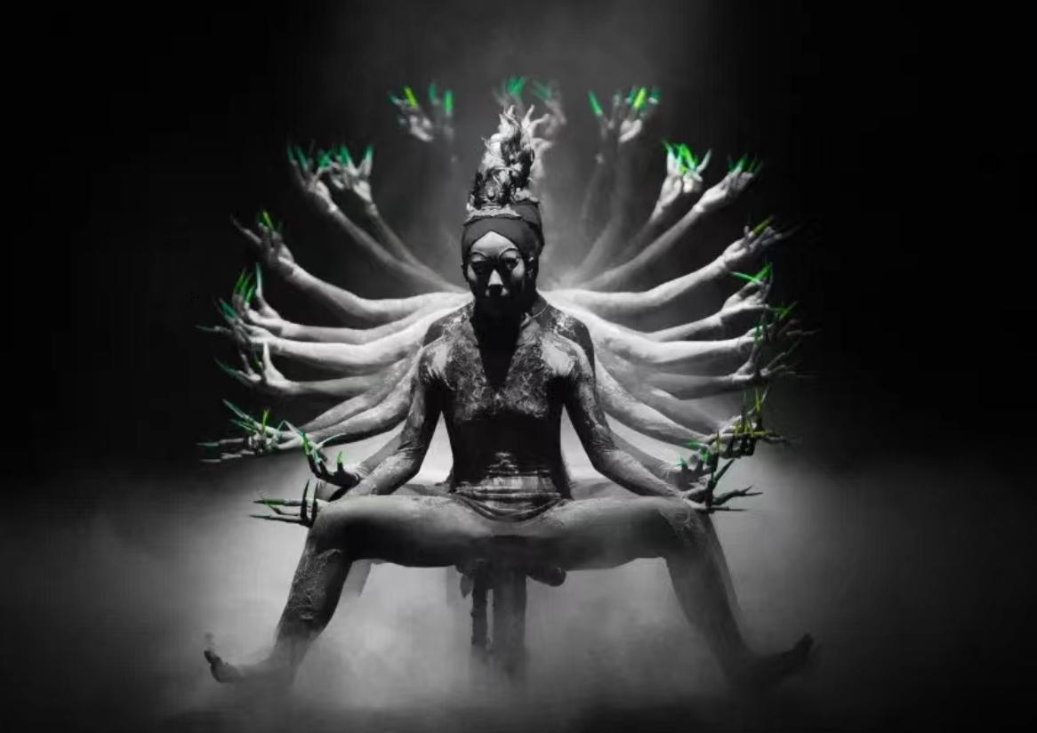 老艺术家口碑绷不住了！女演员手摸男伴私密部位，再惹争议！