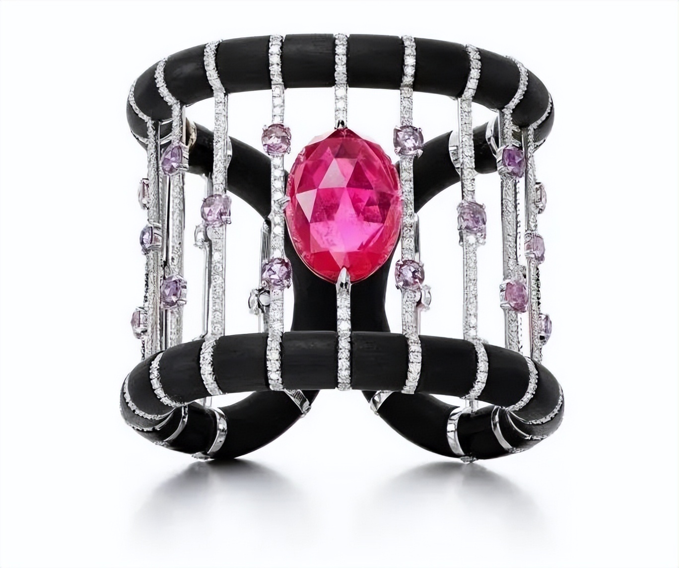 登上苏富比、用各种奇特新材质……邀你进入这位意大利设计师的珠宝新世界