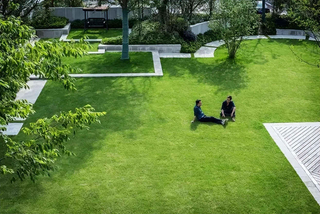 考你个问题，草坪可以踩吗？