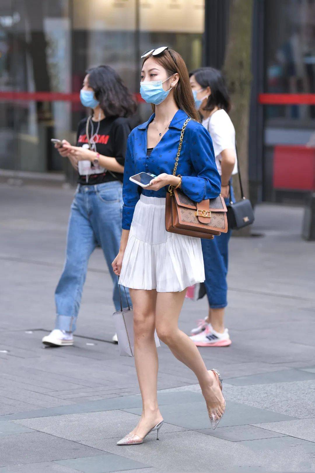 短正肩露脐上衣搭配牛仔短裤,露脐吊带加牛仔短裤搭配