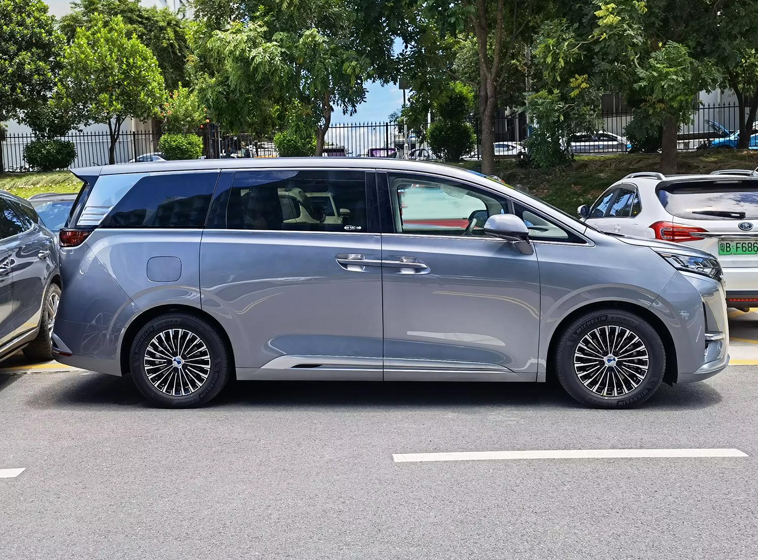 腾势d9入门豪华版,腾势d9纯电版前脸改变混动版前脸