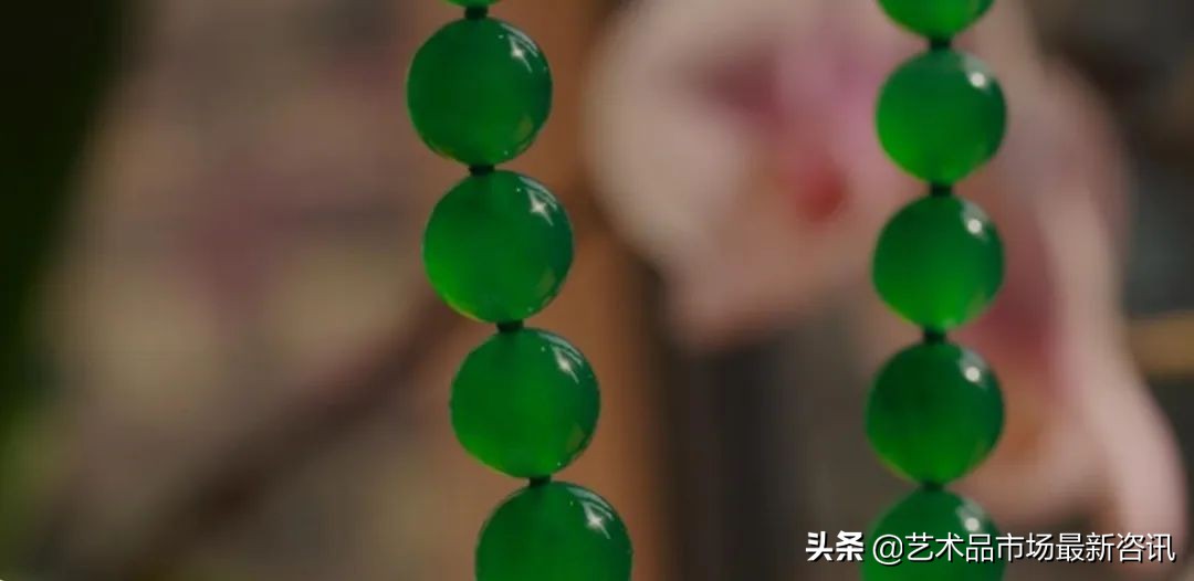 拍卖会顶级翡翠,顶级帝王绿翡翠吊坠最高拍卖价